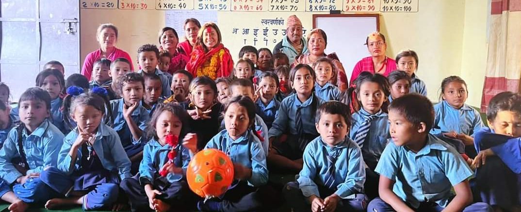 Volunteer with kids in school - Volunteer in Nepal