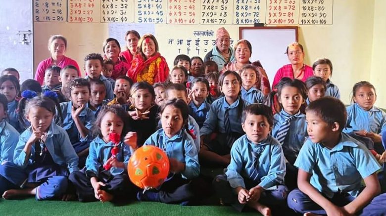 Volunteer with kids in school - Volunteer in Nepal